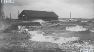 Zatoka Pucka podczas burzy, 1918 – 1932