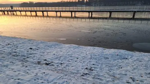 Pod trzylatkiem załamał się lód. Na pomoc ruszył dziadek