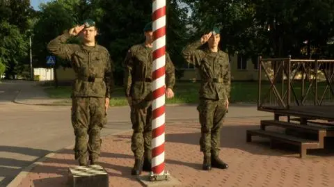 W jednostce 18. Białostockiego Pułku Rozpoznawczego, flaga państwowa została opuszczona do połowy masztu