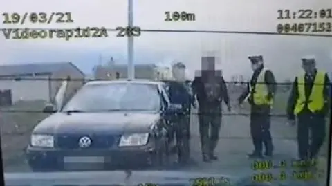Z trudem opuściła auto, chwiała się na nogach. Policjantom tłumaczyła, że uczy się jeździć