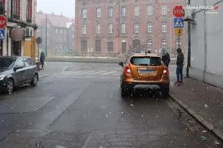 W skradzionym aucie przerobiono tablicę rejestracyjną