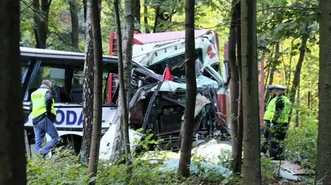 Opiekunka i kierowca szkolnego autobusu zginęli w wypadku w Ostródzie