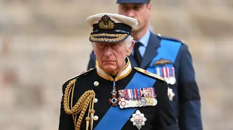 "Uczciwy pośrednik" Karol III. Jak sobie poradzi z niezabliźnioną raną królestwa?