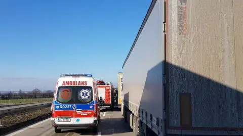 Nie było korytarza życia, "dojazd wydłużony pięciokrotnie". Po wypadku na autostradzie zmarł pasażer