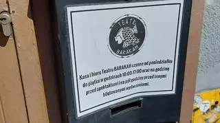 Sprawcy zniszczyli drzwi wejściowe, gablotę z plakatami i skrzynkę pocztową