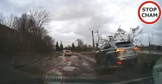 Kierowca wyprzedzał inne samochody chodnikiem