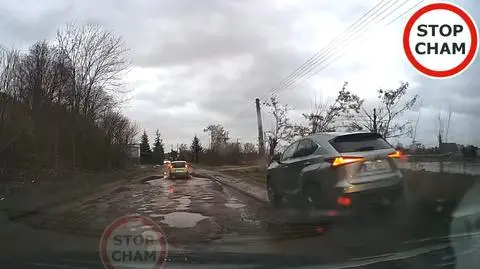 Kierowca wyprzedzał inne samochody chodnikiem