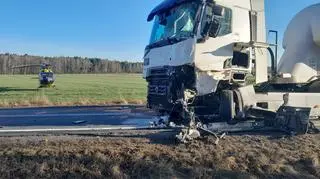 Wypadek busa i samochodu ciężarowego na DK74