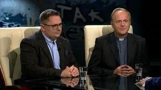 Tomasz Terlikowski i ksiądz Andrzej Kobyliński w "Tak jest" w TVN24