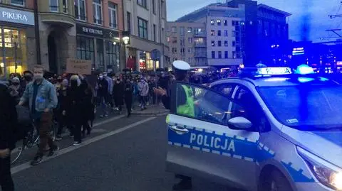 Policjantka biła brawo uczestnikom protestu