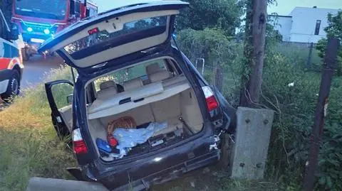 Bmw po uderzeniu w słup