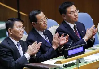 Kim Song (w środku)