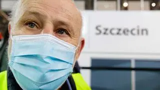 Jerzy Undro jest najstarszym wolontariuszem w Netto Arenie. Całe życie zajmuje się fotografią, ale tu nie szuka kadrów. Lubi za to obserwować ludzi. 