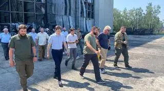 Richard Branson odwiedza zniszczone lotnisko w Hostomlu 