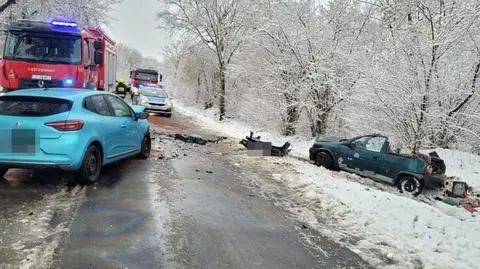 "Na zakręcie wpadł w poślizg i uderzył bokiem w jadące z przeciwka auto". Jedna osoba nie żyje