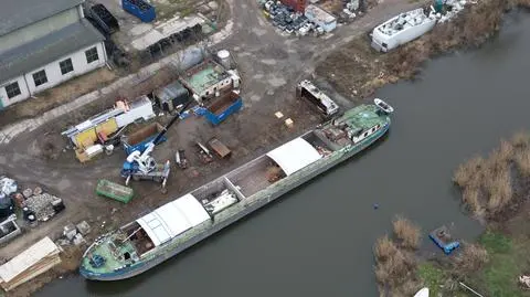 Demontuje barki, a zanieczyszczenia trafiają do wód. Inspektorzy donoszą, prokuratura umarza