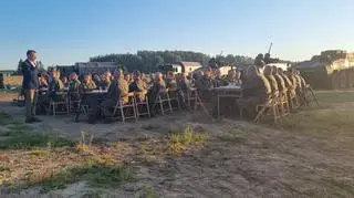 Mariusz Błaszczak na spotkaniu z żołnierzami przy granicy z Białorusią