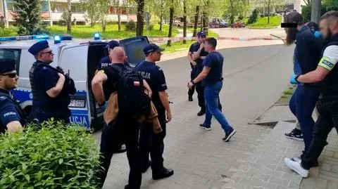 Stał na krawędzi dachu wieżowca. Usłyszał zarzut zabójstwa babci