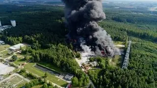 Gigantyczny pożar na nielegalnym składowisku, tysiące beczek w kilku innych miejscach. Koniec śledztwa