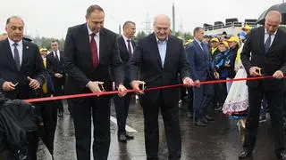 Łukaszenka przecina wstęgę w czasie uroczystości otwarcia Mostu Wschodniego na rzece Niemiec 