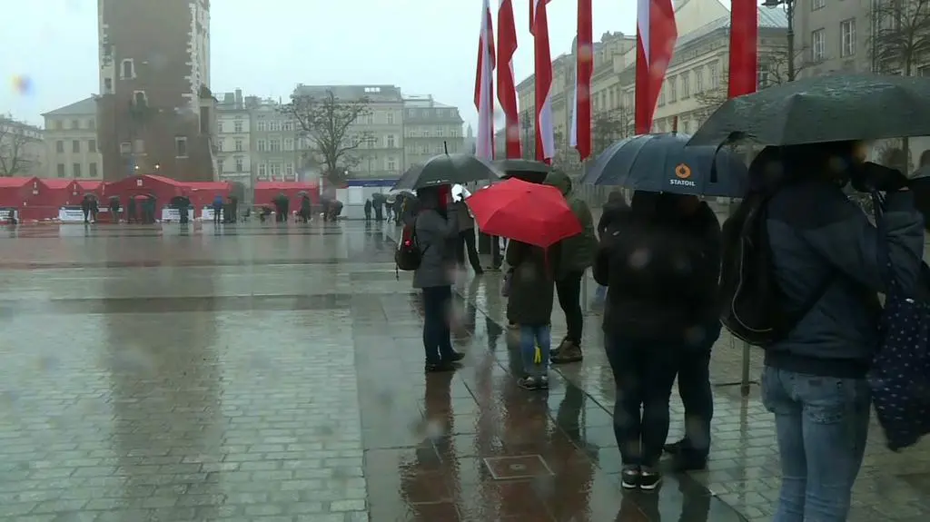 Kraków. Kolejka do szczepienia