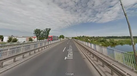 Kierowca wjechał w barierki mostu na Trasie Warszawskiej