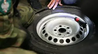 Policjanci rozcięli oponę