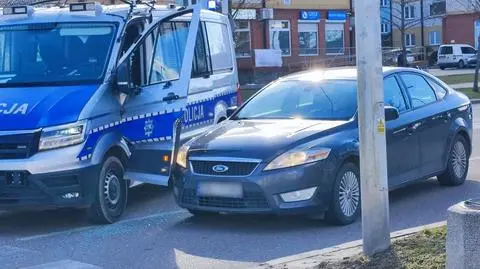 Uderzył w bok radiowozu 