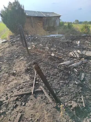 Próbował gasić. W pewnym momencie upadł i doznał rozległych oparzeń