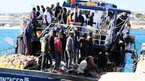 migranci sycylia shutterstock_2290726425