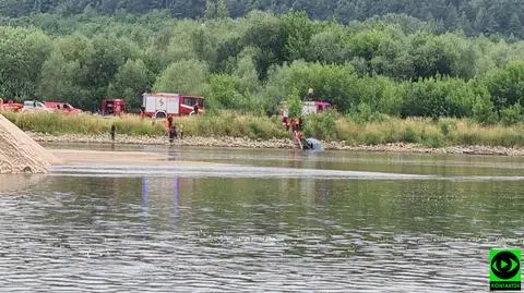 Stoczył się ze skarpy i wpadł do Wisły. "Zaparkował i nie zaciągnął hamulca ręcznego"