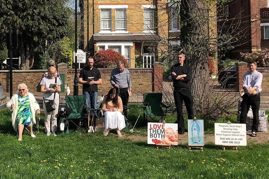 Protestujący przed kliniką aborcyjną w Ealing, w zachodnim Londynie