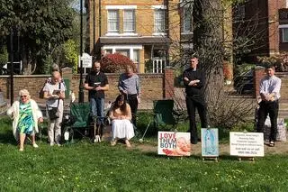 Protestujący przed kliniką aborcyjną w Ealing, w zachodnim Londynie