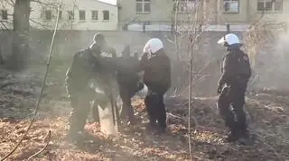 W stronę policjantów poleciały między innymi race