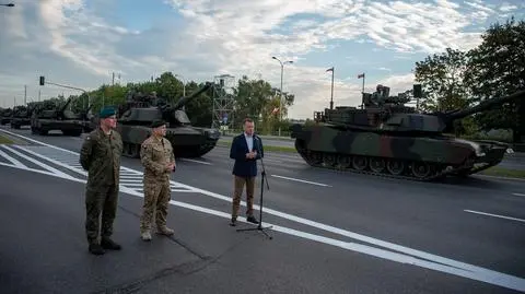 Próba do defilady. Na zdjęciu szef MON Mariusz Błaszczak, dowódca generalny gen. broni Wiesław Kukuła (w środku) i dowódca Garnizonu Warszawa gen. bryg. Tomasz Dominikowski. W tle czołgi M1A1 Abrams z 1 Warszawskiej Brygady Pancernej
