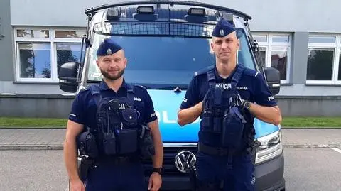 Półtoraroczny chłopczyk wylał na siebie wrzątek. Policjanci eskortowali rodzinę do szpitala
