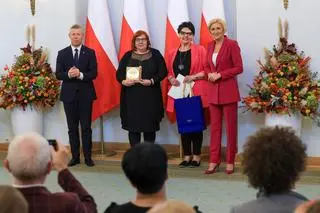 Prezeska sanockiego koła Towarzystwa im. św. Brata Alberta podczas odebrania nagrody z rąk Agaty Dudy