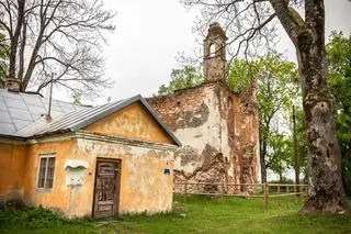 Obok stoi budynek plebanii wzniesiony prawdopodobnie w drugiej połowie XVIII wieku