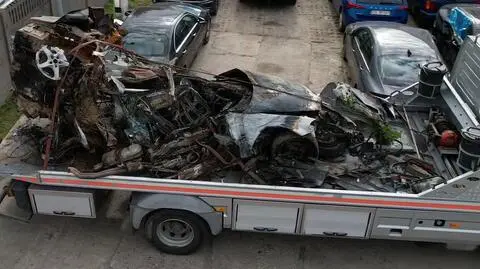 Samochód po uderzeniu w drzewo spłonął