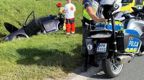 Samochód staranował znak i wpadł do rowu