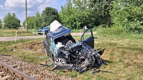 Samochód wjechał pod pociąg w Prostkach