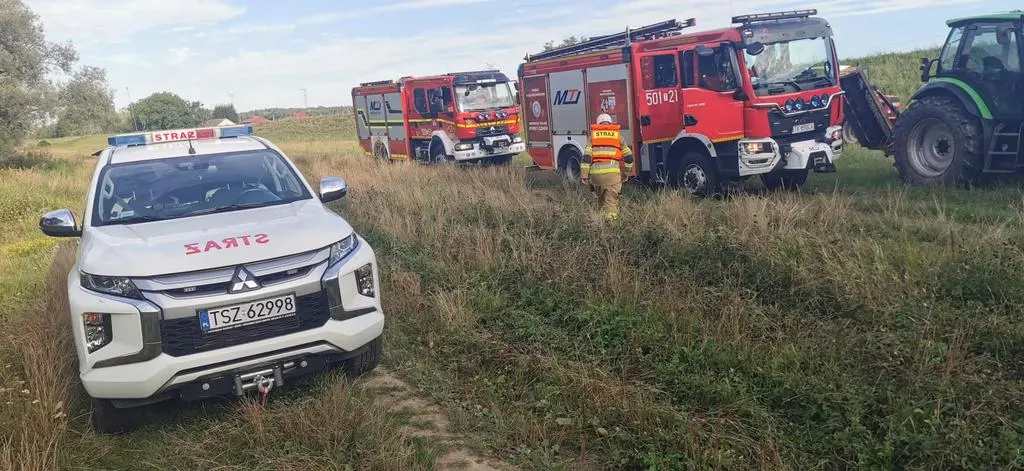 Samochód wyciągali strażacy z pomocą ciągnika