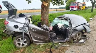 19-latek wypadł z auta, tylko on przeżył