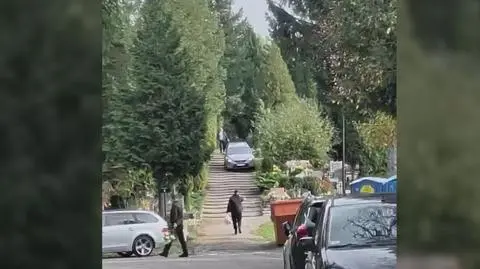 Samochód zjechał po schodach na cmentarzu w Elblągu