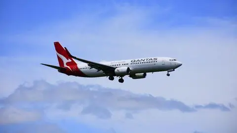 samolot qantas  boening shutterstock_2707986251