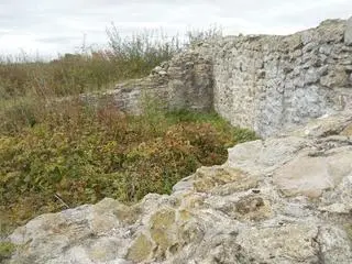 Dziś po wieży zostały jedynie niewielkie fragmenty ścian