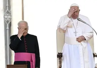Papież Franciszek podczas audiencji generalnej na placu Świętego Piotra w Rzymie