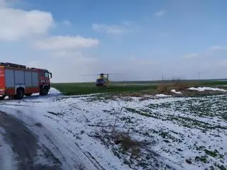 Na polu obok domu lądował śmigłowiec LPR