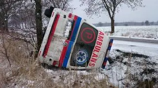 Kierowca karetki nie dostosował prędkości do panujących warunków 