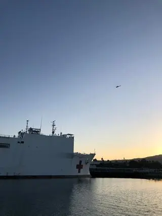Do Los Angeles przypłynął statek szpitalny Mercy